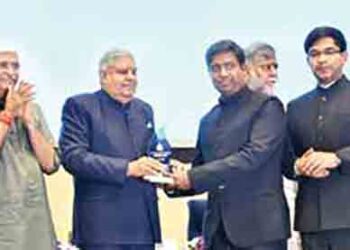 V-P Dhankhar presents national water awards