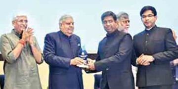 V-P Dhankhar presents national water awards