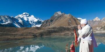 PM Modi prays at Shiva's