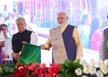 Prime Minister Narendra Modi flags off Taroki – Raipur DEMU Train Service in Jagdalpur, Chhattisgarh, on October 3, 2023. Governor of Chhattisgarh, BiswabhusanHarichandan (left of PM), and Member of Parliament, Mohan Mandavi(far left) were also present on the occasion.